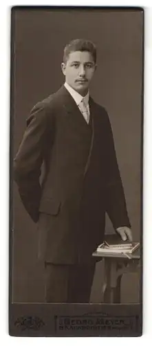 Fotografie Georg Meyer, Braunschweig, Portrait stattlicher junger Mann mit Buch in der Hand