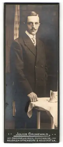 Fotografie Julius Grunewald, Oberneukirch, Portrait stattlicher Herr im Anzug
