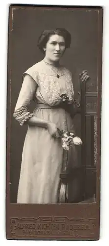 Fotografie Alfred Richter, Radebeul, Portrait dunkelhaarige Schönheit im bestickten Kleid mit Rüschen
