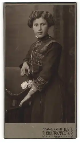 Fotografie Max Seifert, Freiberg i. S., Portrait bezauberndes Fräulein mit gewelltem Haar im bestickten Kleid