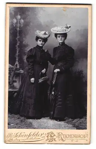 Fotografie R. Schönfelder, Reichenbach, Portrait zwei junge Damen in modischer Kleidung mit Hüten
