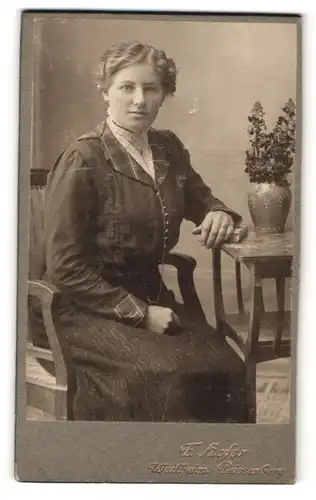 Fotografie E. Hofer, Weilheim / Peissenberg, sitzende Frau mit Buch