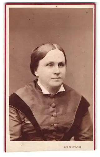 Fotografie Wilhelm Sonntag, Kremsier, Portrait bürgerliche Dame mit zurückgebundenem Haar im hübschen Kleid