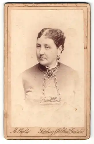 Fotografie M. Balde, Salzburg & Wildbad Gastein, Portrait bürgerliche Dame mit Ohrringen u. Kragenbrosche