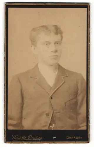 Fotografie Theodor Paulsen, Gaarden, Portrait junger Herr mit zeitgenössischer Frisur im Anzug