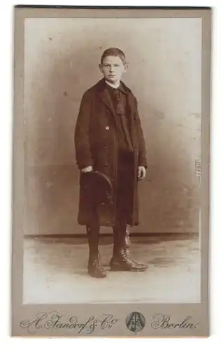 Fotografie A. Jandorf & Co., Berlin, Portrait hübscher Knabe in zeitgenössischer Kleidung