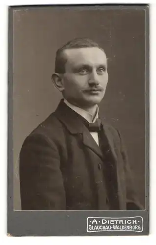 Fotografie A. Dietrich, Glauchau-Waldenburg, Portrait charmanter Herr mit Fliege im Anzug
