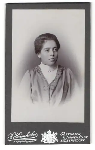 Fotografie J. Heimhuber, Sonthofen, Immenstadt, Oberstdorf, Portrait junge Dame in hübscher Kleidung mit Kragenbrosche