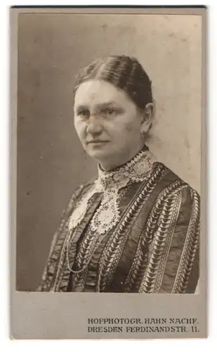 Fotografie Hahn Nachf., Dresden, Portrait bürgerliche Dame im hübschen Kleid mit Kragenbrosche