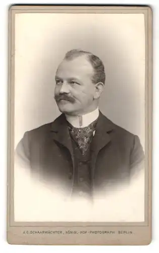 Fotografie J. C. Schaarwächter, Berlin-W, Portrait bürgerlicher Herr mit Krawatte im Anzug