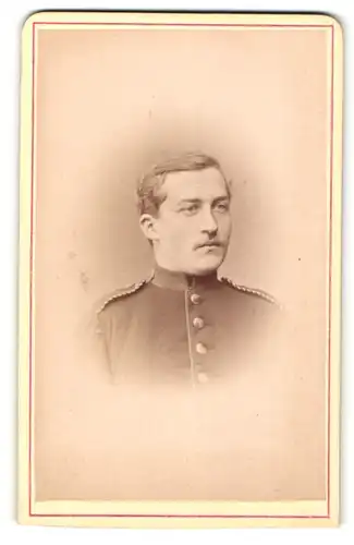 Fotografie Carl Bellach, Leipzig, Portrait Soldat in Uniform