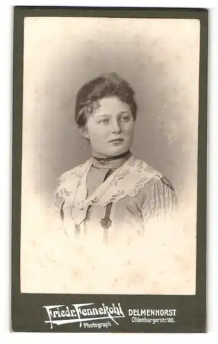 Fotografie Friedr. Fennekohl, Delmenhorst, Portrait junge Dame in edler Bluse mit Spitze