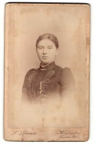 Fotografie L. Scherves, Wiesbaden, Portrait junge Dame in edler Bluse