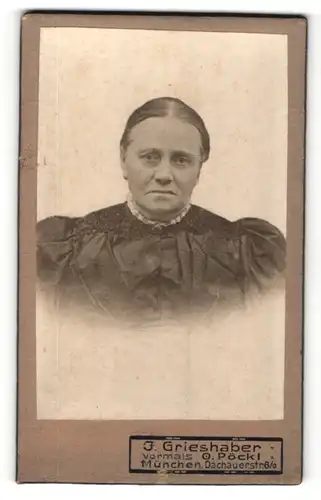 Fotografie J. Grieshaber, München, Portrait ältere Dame mit traurigem Blick