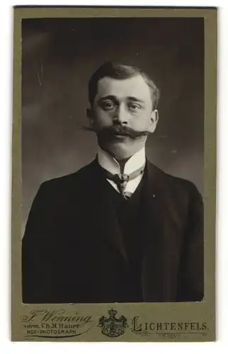 Fotografie F. Wenning, Lichtenfels, Herr in Dreiteiler mit Stehkragen und langem Schnurrbart