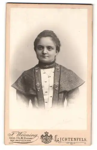 Fotografie F. Wenning, Lichtenfels, Dame in Kleid mit Schmuckapplikationen