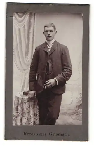 Fotografie A. Kreuzbauer, Griesbach, junger Mann in Anzug mit Zigarre in Hand