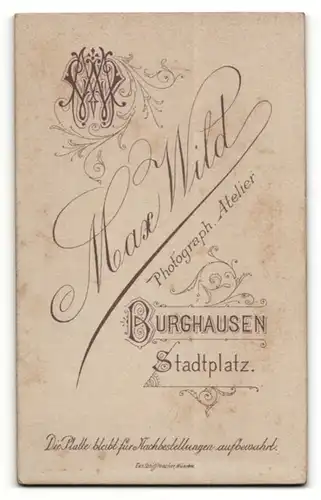 Fotografie Max Wild, Burghausen, Herr in Anzug mit Krawattentuch