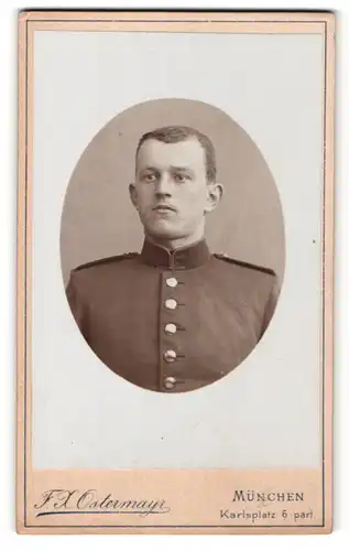 Fotografie F. X. Ostermayr, München, junger Soldat mit Schulterklappen