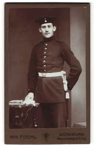 Fotografie Max Fischl, Würzburg, Soldat mit Mütze und Dolch an Uniform