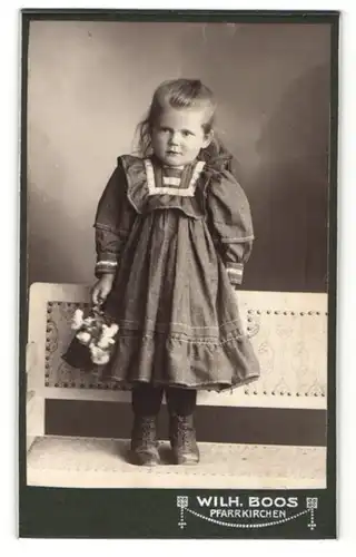Fotografie Wilh. Boos, Pfarrkirchen, kleines Mädchen in Kleid mit Puffärmeln und Körbchen