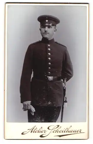 Fotografie Erich Scheithauer, Zwickau i. S., Soldat mit Mütze und Dolch