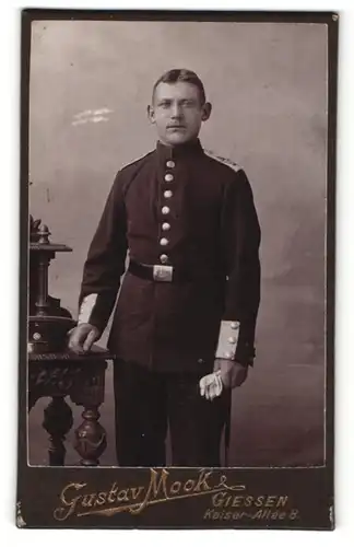 Fotografie Gustav Mook, Giessen, Soldat mit Schulterklappen und Mittelscheitel