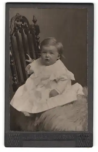 Fotografie Albert Winsauer, Dornbirn, Baby in weitem Kleidchen