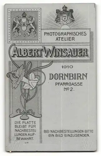 Fotografie Albert Winsauer, Dornbirn, Baby in weitem Kleidchen