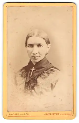 Fotografie G. Abdenhalden, Lichtensteig, Dame mit grossem Kreuz an Halstuch