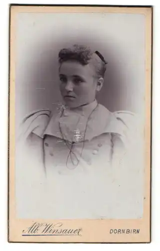 Fotografie Alb. Winsauer, Dornbirn, elegante Dame in Kleid mit Knopfleiste und Puffärmeln