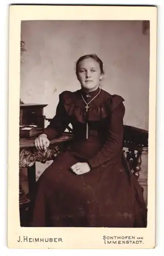 Fotografie J. Heimhuber, Sonthofen, junge Dame in Kleid mit Rüschen und Kreuzkette