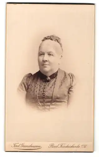 Fotografie Ferd. Grundmann, Bad Friedrichroda i / Th., Portrait ältere Dame mit Haube u. Kragenbrosche