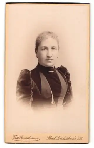 Fotografie Ferd. Grundmann, Bad Friedrichroda i / Rh., Portrait bürgerliche Dame mit zurückgebundenem Haar
