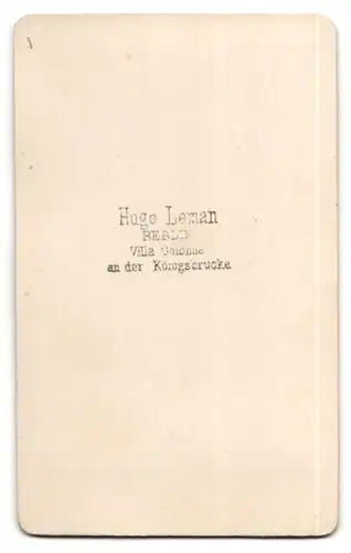 Fotografie Hugo Leman, Berlin, Portrait junge Dame mit Ohrringen u. Kragenbrosche