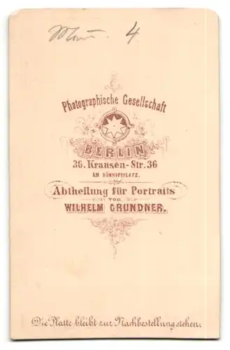 Fotografie Wilhelm Grundner, Berlin, Portrait bürgerlicher Herr mit Bart u. Fliege im Anzug