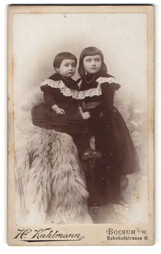 Fotografie H. Kuhlmann, Bochum i / W., Portrait zwei kleine Mädchen mit Ponyfrisuren in hübschen Kleidern