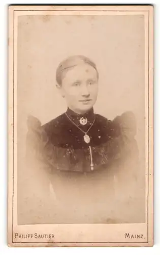 Fotografie Philipp Sautier, Mainz, Portrait junge Dame mit zurückgebundenem Haar u. Halskette