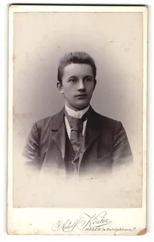 Fotografie Adolf Köster, Hagen i / W., Portrait junger Herr mit Krawatte im Anzug