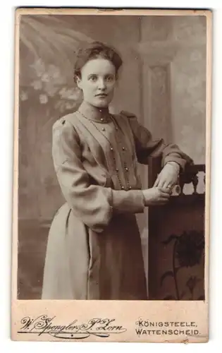 Fotografie W. Spengler-P. Zorn, Königsteele & Wattenscheid, Portrait junge Dame im eleganten Kleid mit Halskette