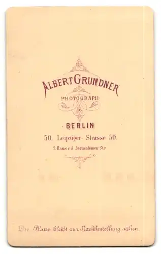 Fotografie Albert Grundner, Berlin, Portrait bürgerliche Dame mit Kragenbrosche u. Ohrringen