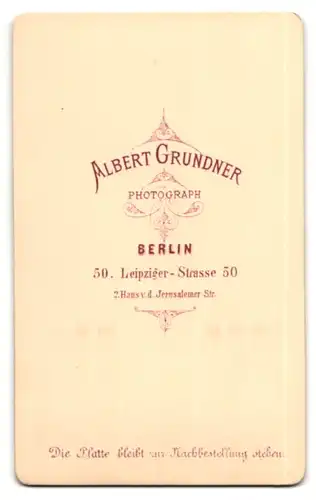 Fotografie Albert Grundner, Berlin, Portrait bürgerlicher Herr mit Vollbart u. Brille