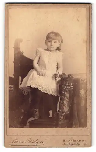 Fotografie Max v. Rüdiger, Berlin-N, Portrait kleines Mädchen im hübschen Kleid auf Stuhl stehend