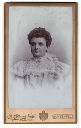 Fotografie Ch. M. Bauer Nachf., Lichtenfels, Portrait junge Dame mit Halskette in hübscher Kleidung