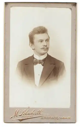 Fotografie M. Schuberth, Kronach, Portrait junger Herr mit Fliege im Anzug