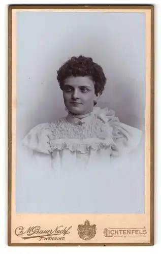 Fotografie Ch. M. Bauer Nachf., Lichtenfels, Portrait junge Dame mit Halskette im hübschen Kleid