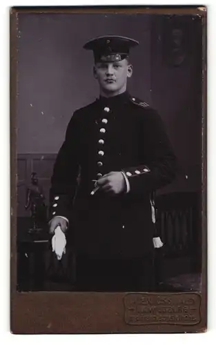 Fotografie Alex Osswald, Ludwigsburg, Portrait Soldat in Uniform mit Schirmmütze u. Handschuhen