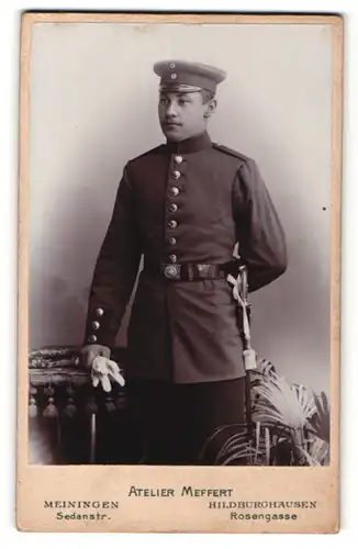 Fotografie Atelier Meffert, Meiningen & Hildburghausen, Portrait Soldat in Uniform mit Schirmmütze u. Handschuhen
