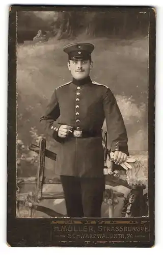 Fotografie H. Müller, Strassburg i / E., Portrait Soldat in Uniform mit Schirmmütze u. Handschuhen