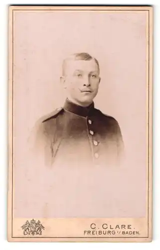 Fotografie C. Clare, Freiburg i / Baden, Portrait Soldat mit Zwirbelbart in Uniform